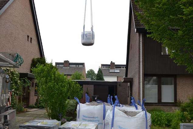 tuin leegruimen in Den Bosch, leeg schelpen tuin, afvoeren zwarte grond en aanvullen met wit zand, aantrillen zand hovenier Brabant Oisterwijk Den Bosch schellevis